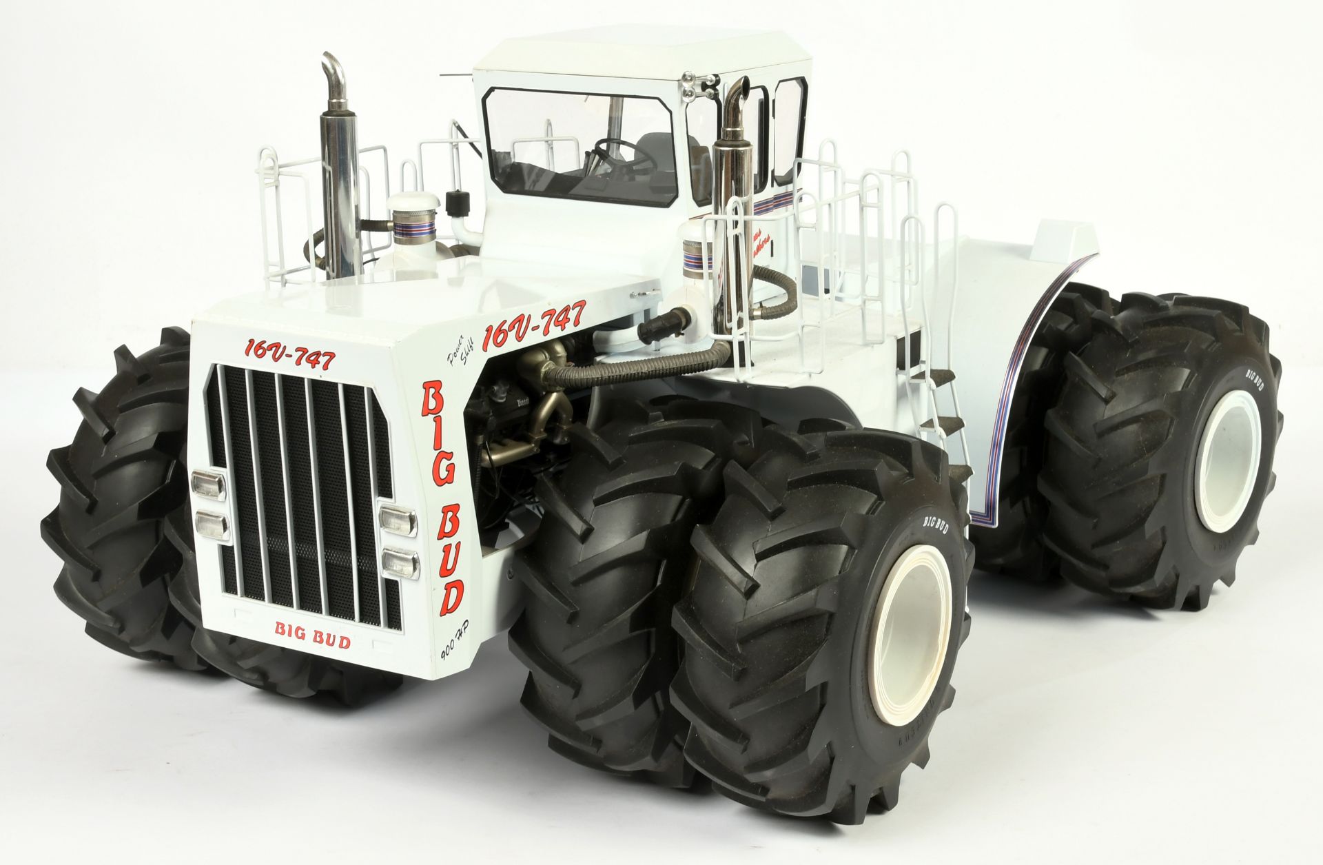 Toy Farmer LTD (Die-Cast Promotions)  (1/16th) - Big Bud 16V-747 760HP - White and red with silve...