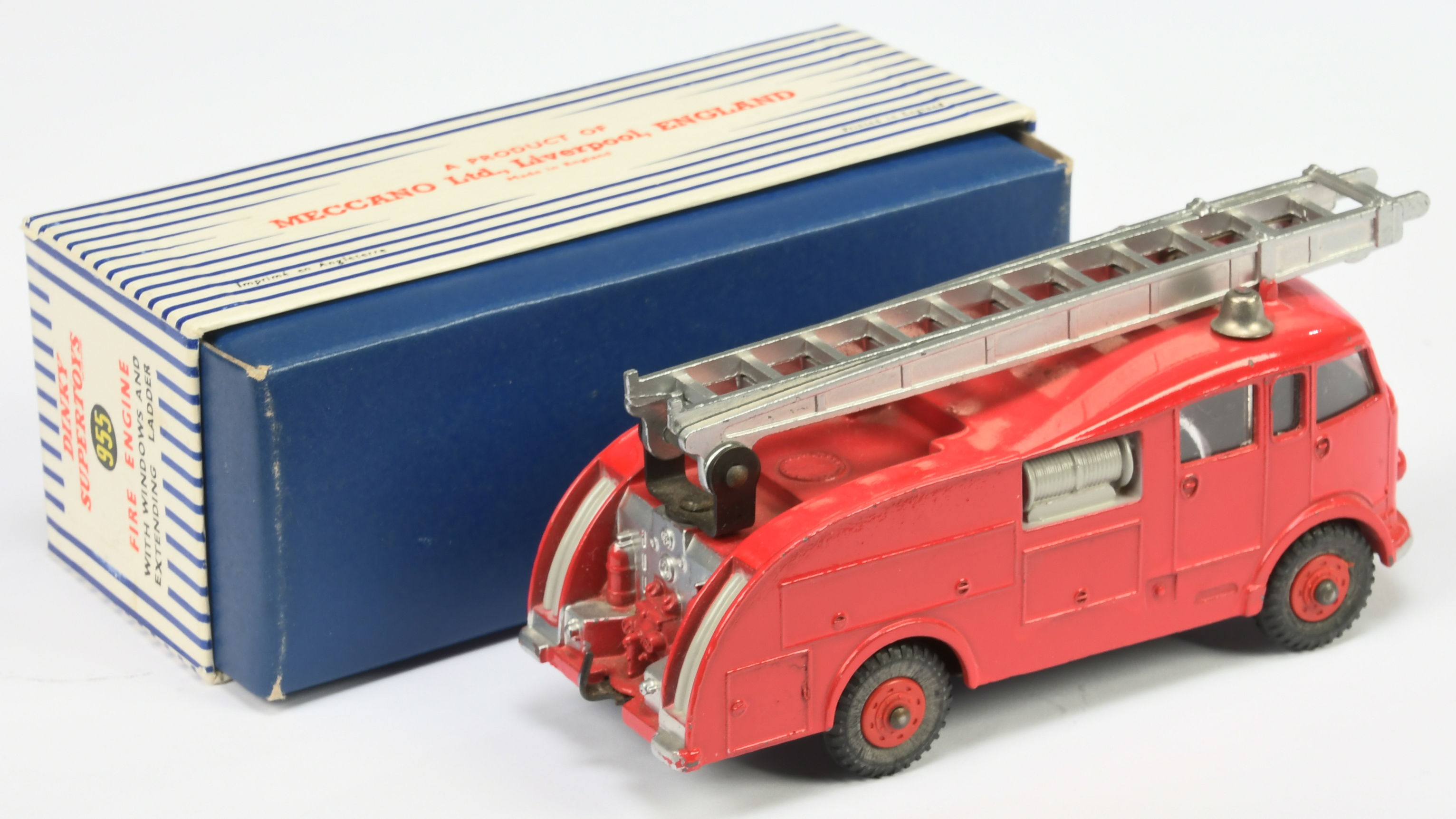 Dinky Toys 955 Fire Engine With Extending Ladder - Red including plastic hubs, silver trim and la... - Image 2 of 2