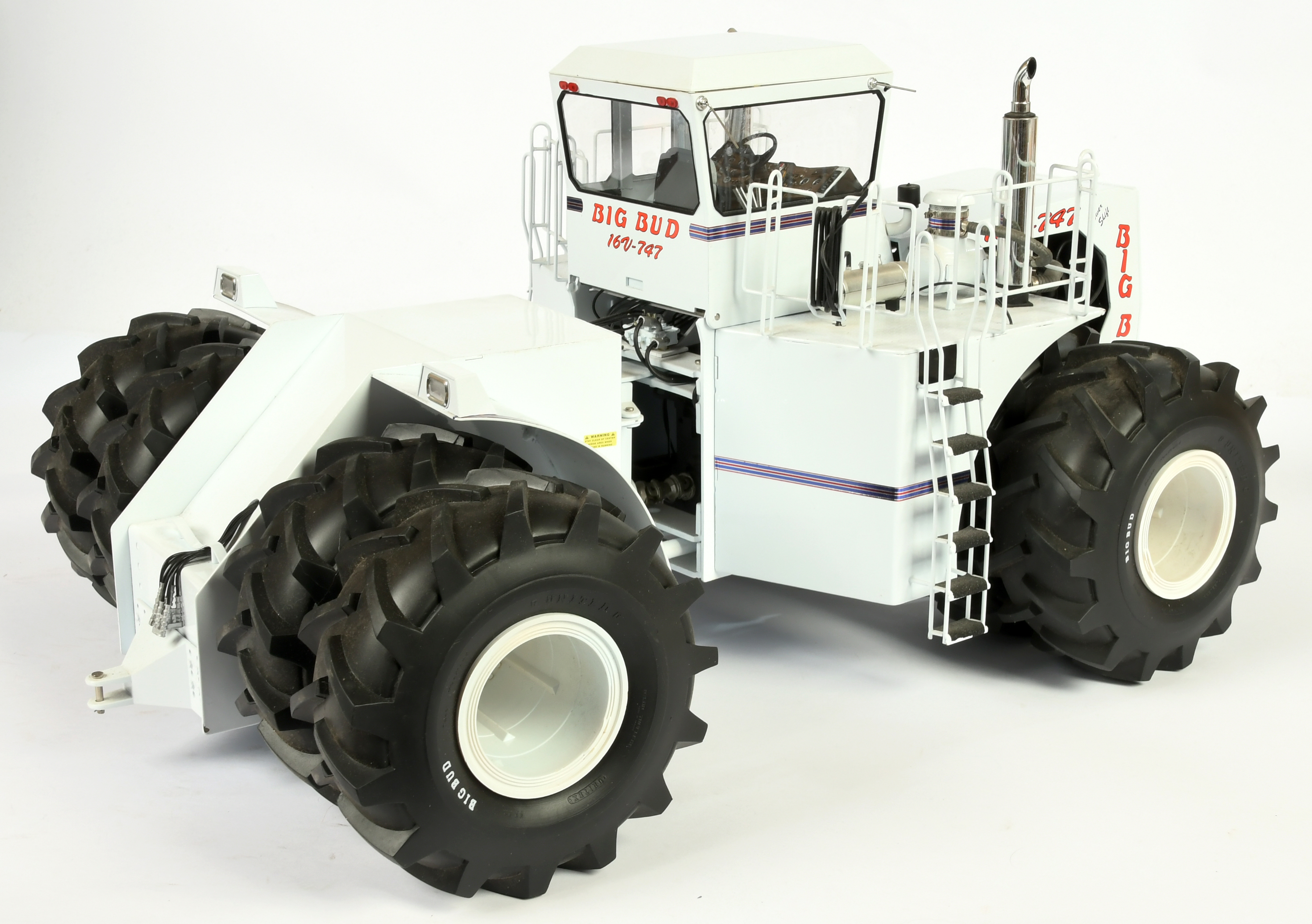 Toy Farmer LTD (Die-Cast Promotions)  (1/16th) - Big Bud 16V-747 760HP - White and red with silve... - Image 3 of 6