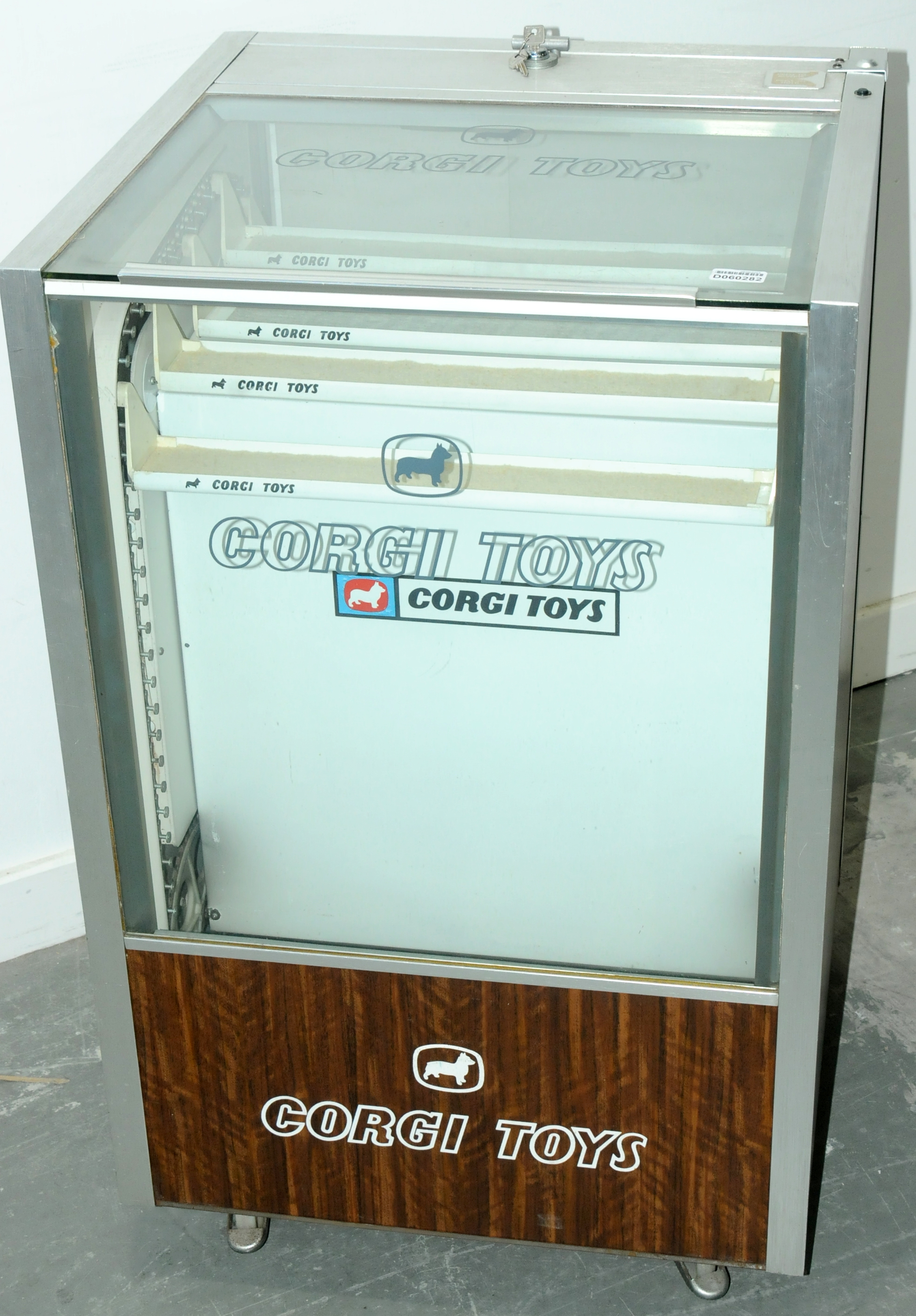 Corgi Toys Revolving Shop Display Cabinet - freestanding mobile display cabinet on wheels, glass ... - Image 3 of 5