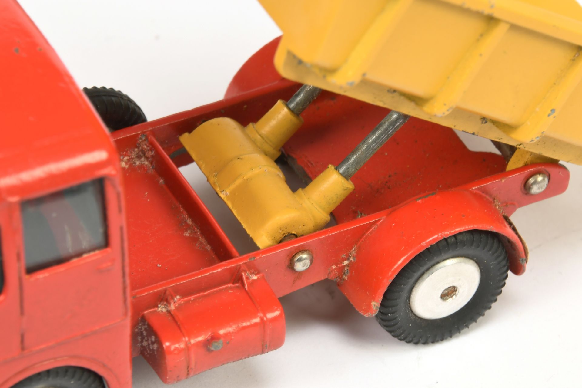 Corgi Toys 458 ERF Earth Dumper A Pair - (1) Red cab and chassis, yellow tipper, silver trim, fla... - Bild 4 aus 4