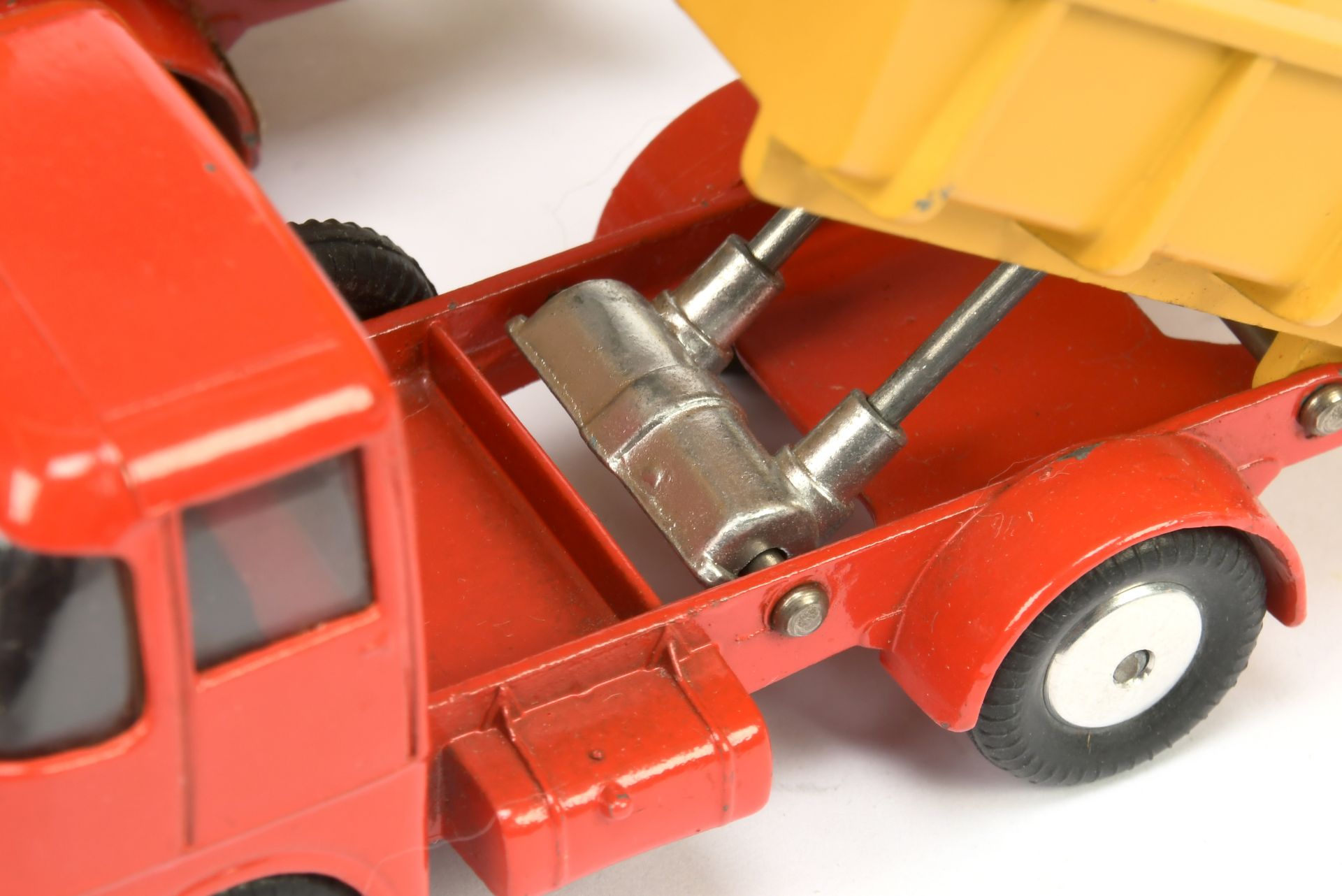 Corgi Toys 458 ERF Earth Dumper A Pair - (1) Red cab and chassis, yellow tipper, silver trim, fla... - Bild 3 aus 4