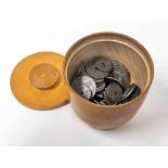Holzdose gefüllt Belg. Münzen