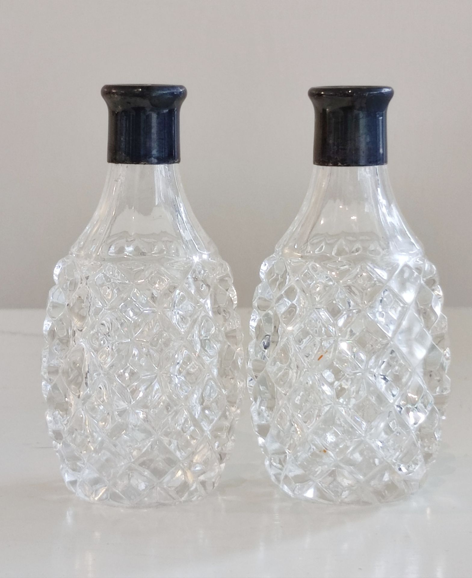 Zwei Kristallglas Flakone Silbermontur - Bild 2 aus 3