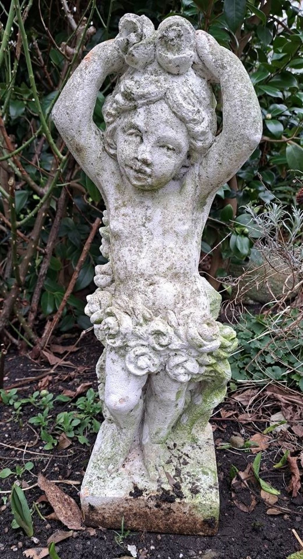 Stein Skulptur Putto mit Rosen