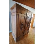 Antiker Garderobenschrank