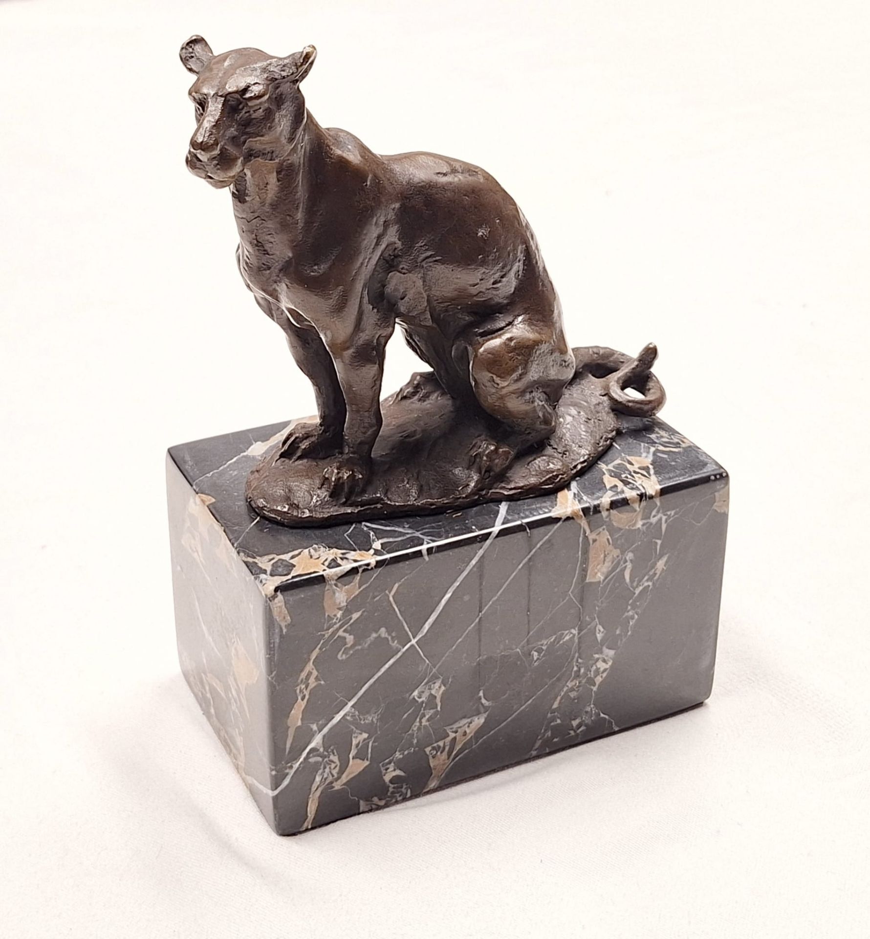 Bronze Puma auf Marmorsockel