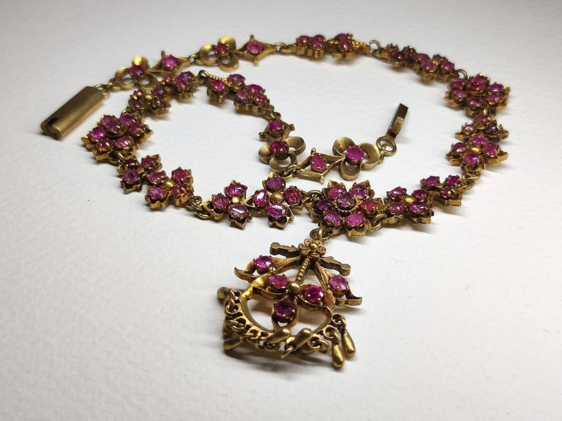 Antikes Tombak Collier rosa Steine