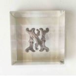 Antiker Glas Briefbeschwerer Silbermontur "N"