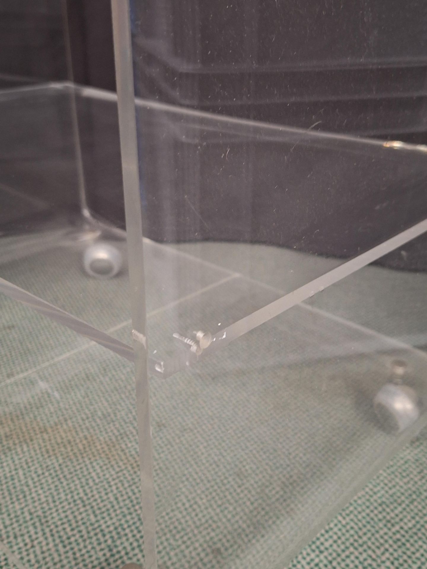 Zwei Plexiglas Beistelltische - Image 4 of 4