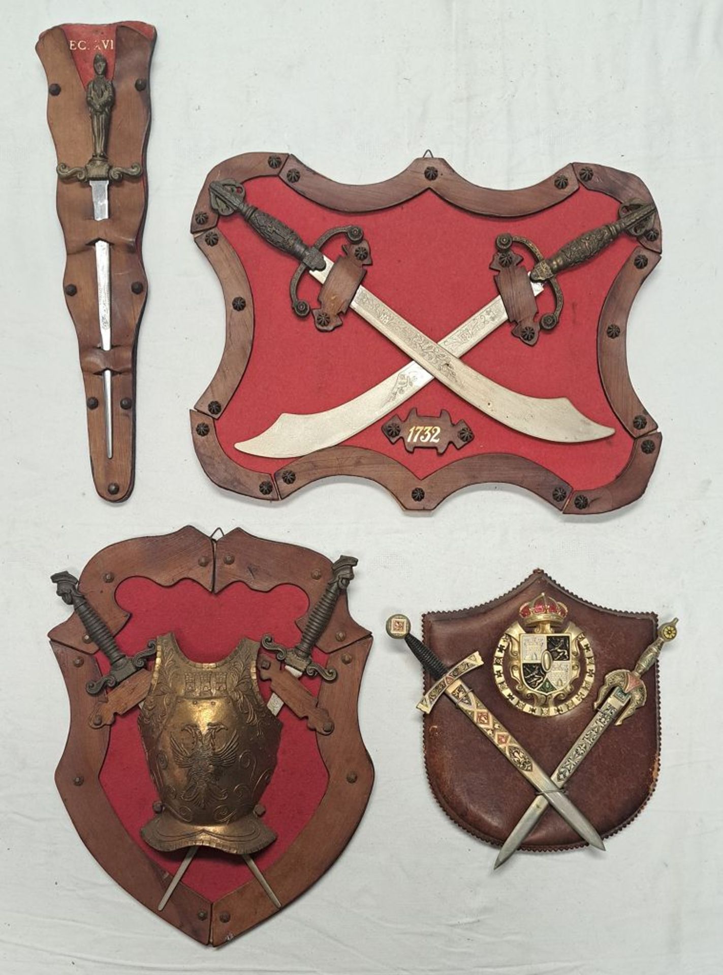 Vier Stk. Deko Wappen Wandschilder