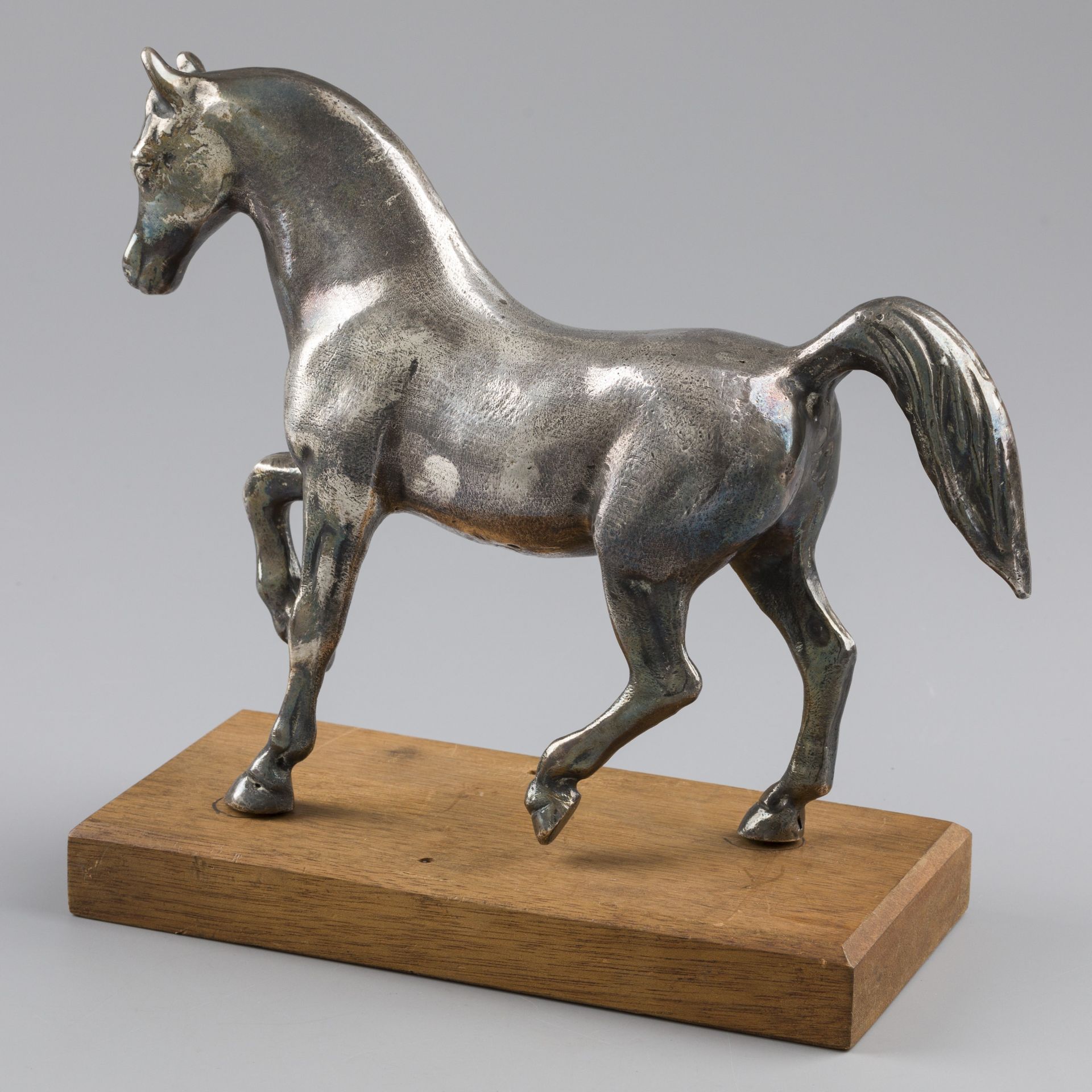 Miniature silver horse on wooden pedestal. - Bild 2 aus 3