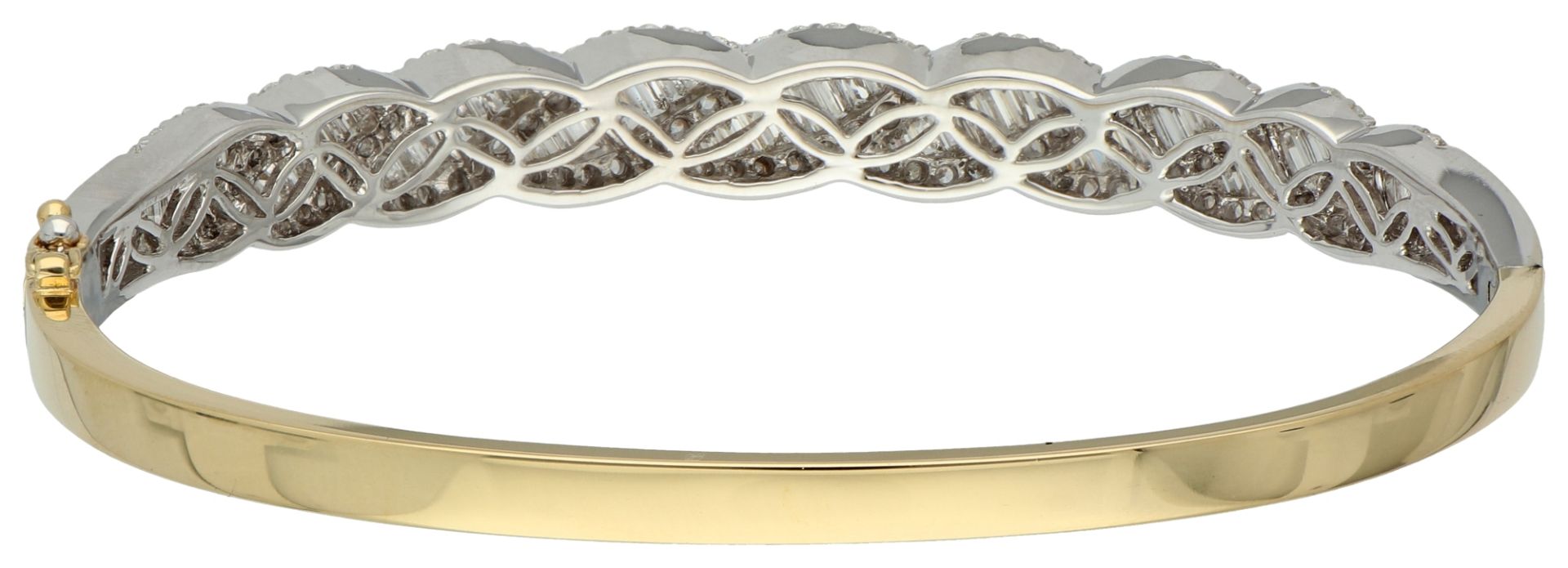 18K Bicolour gold bangle bracelet set with approx. 2.80 ct. diamond. - Image 3 of 4