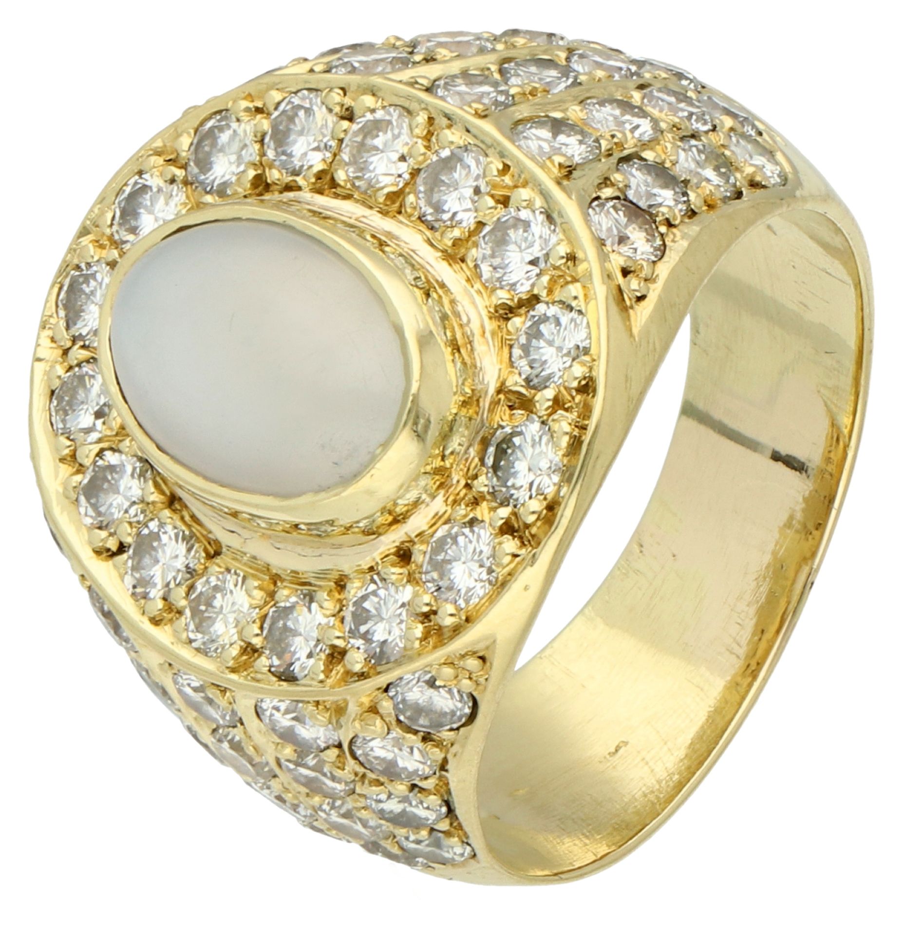 18K yellow gold ring set with moonstone with cat's eye and approx. 1.92 ct. diamond.