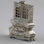 Miniature curiosities show cabinet XL, silver.