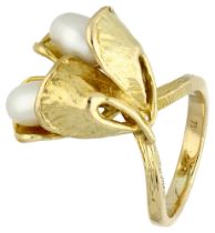 18K yellow gold design ring with cultivated drop-shaped pearls.
