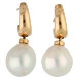18K Yellow Gold stud earrings with drop-shaped cultivated pearl.