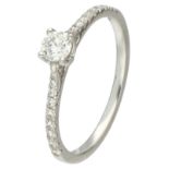 18K White gold shoulder ring set with approx. 0.40 ct. diamond.