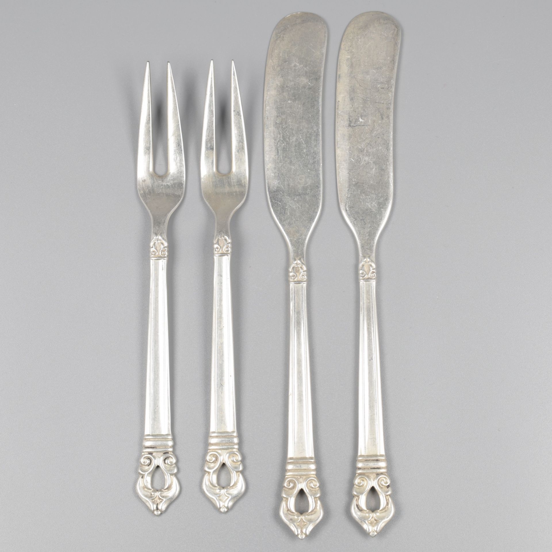 Carving forks and butter knives (4), model Royal Danish at Codan S.A. (Mexico), silver.