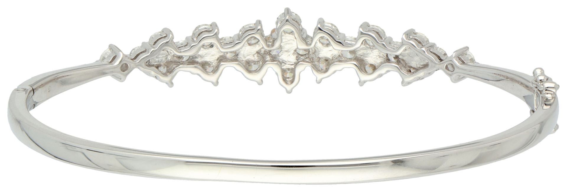 Hong Kong 14K white gold bangle bracelet set with approx. 1.85 ct. diamond. - Image 3 of 4