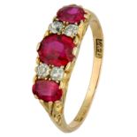 No Reserve - 18K Yellow gold English three-stone ring set with synthetic ruby ​​and old cut diamond.