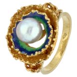 No Reserve - Handmade 18K yellow gold enameled 1970s ring with cultivated pearl.