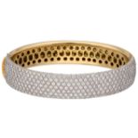 No Reserve - 14K Yellow gold bangle bracelet set with approx. 5.70 ct. diamonds.