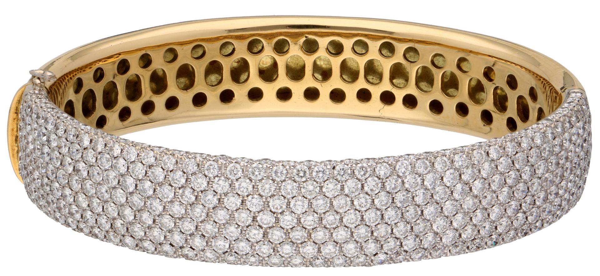 No Reserve - 14K Yellow gold bangle bracelet set with approx. 5.70 ct. diamonds.