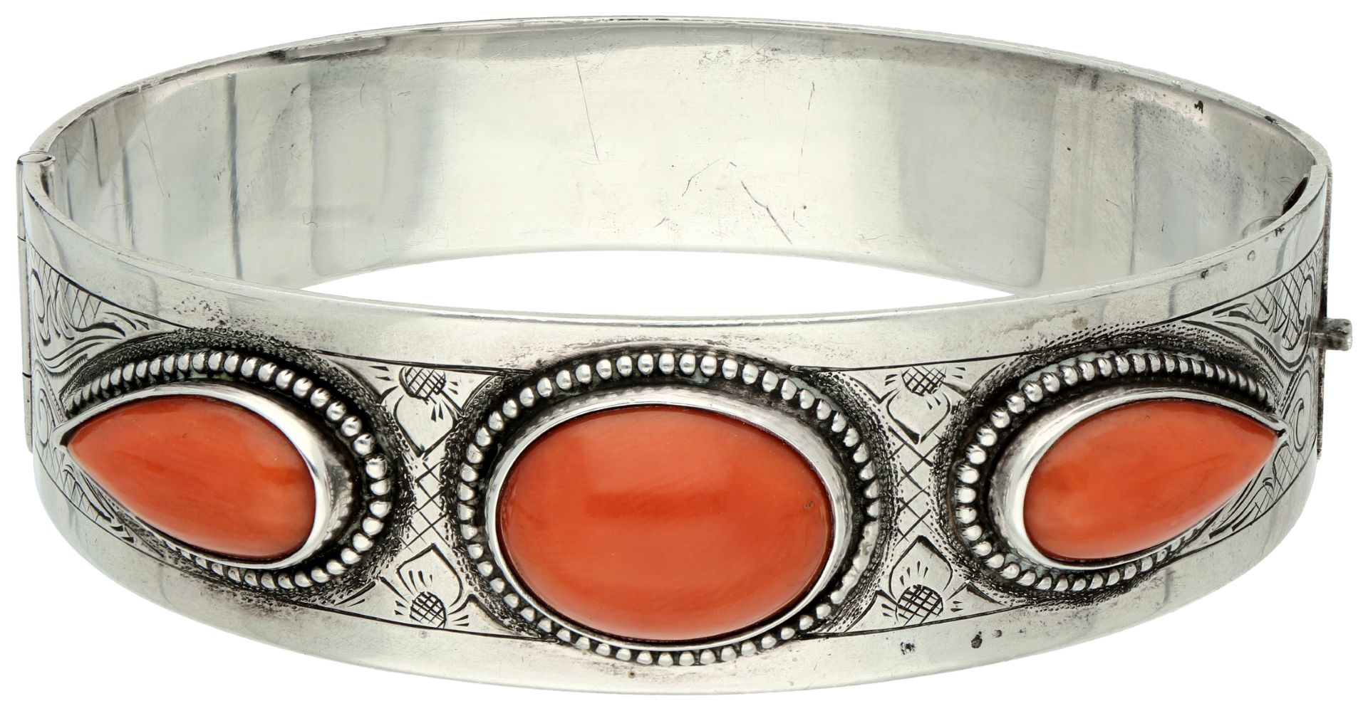No Reserve - Silver bangle bracelet with red coral.