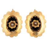 No Reserve - 12K Yellow gold ear studs with onyx plaque and faux pearl.