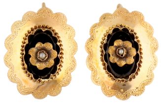 No Reserve - 12K Yellow gold ear studs with onyx plaque and faux pearl.