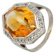 No Reserve - 14K Yellow Gold Art Deco hexagonal entourage ring set with a fancy cut citrine and rose