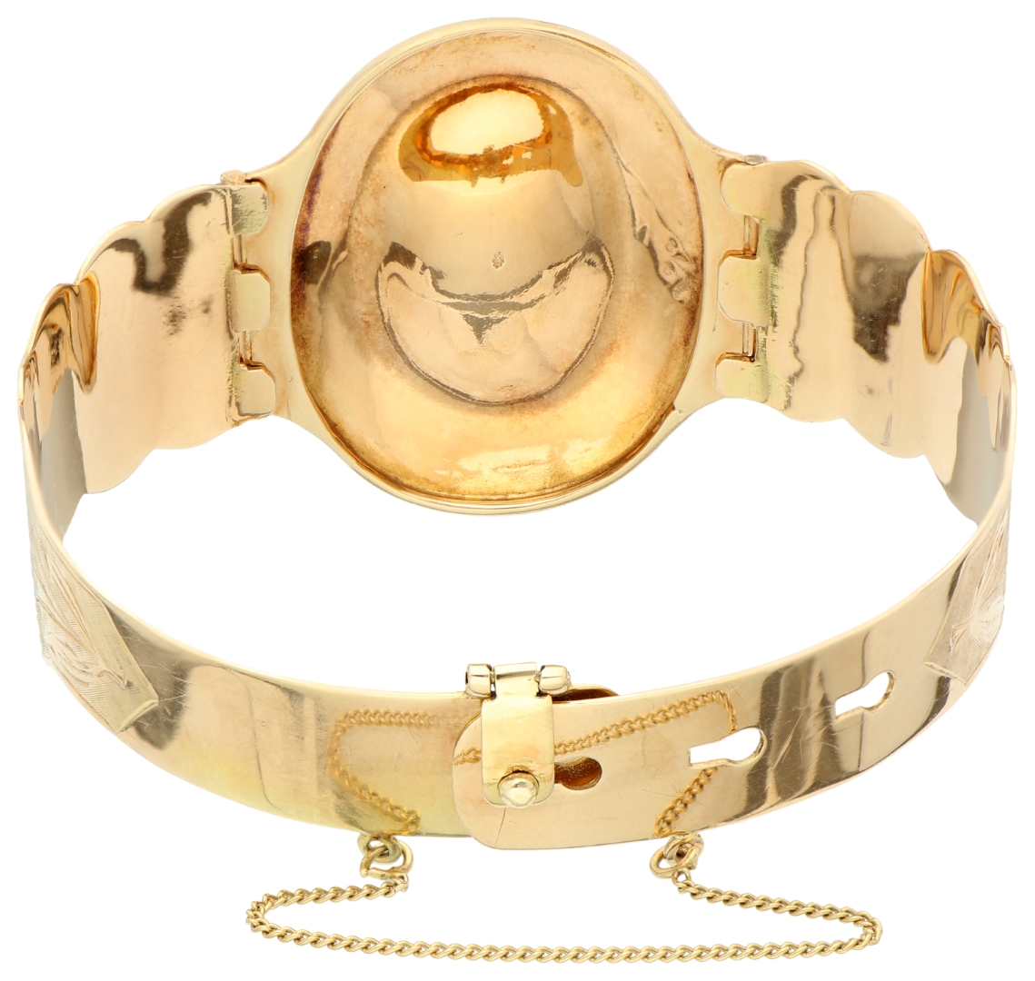 No Reserve - 14K Yellow Gold adjustable bangle bracelet with carved malachite. - Image 2 of 4