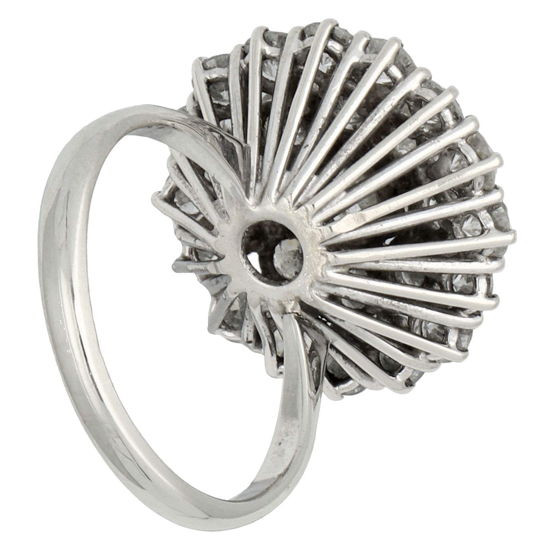 No Reserve - 14K White gold rosette ring set with approx. 2.94 ct. diamond. - Bild 2 aus 2