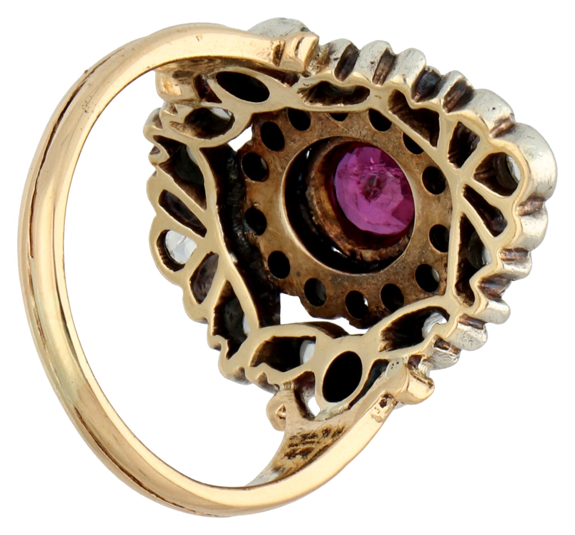 No Reserve - 14K Yellow gold / silver vintage ring set with approx. 0.61 ct. natural ruby ​​and diam - Bild 2 aus 2
