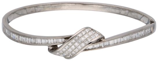 No Reserve - 18K White gold bangle bracelet set with approx. 2.71 ct. diamond.