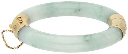 No Reserve - Jade bangle bracelet with a 14K yellow gold closure and hinge.