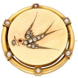 No Reserve - 18K Yellow gold antique brooch of a swallow with diamond and pearl.