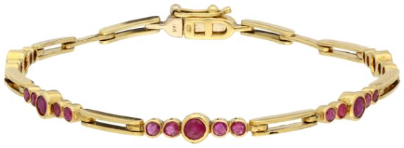 No Reserve - 18K Yellow gold link bracelet set with ruby.