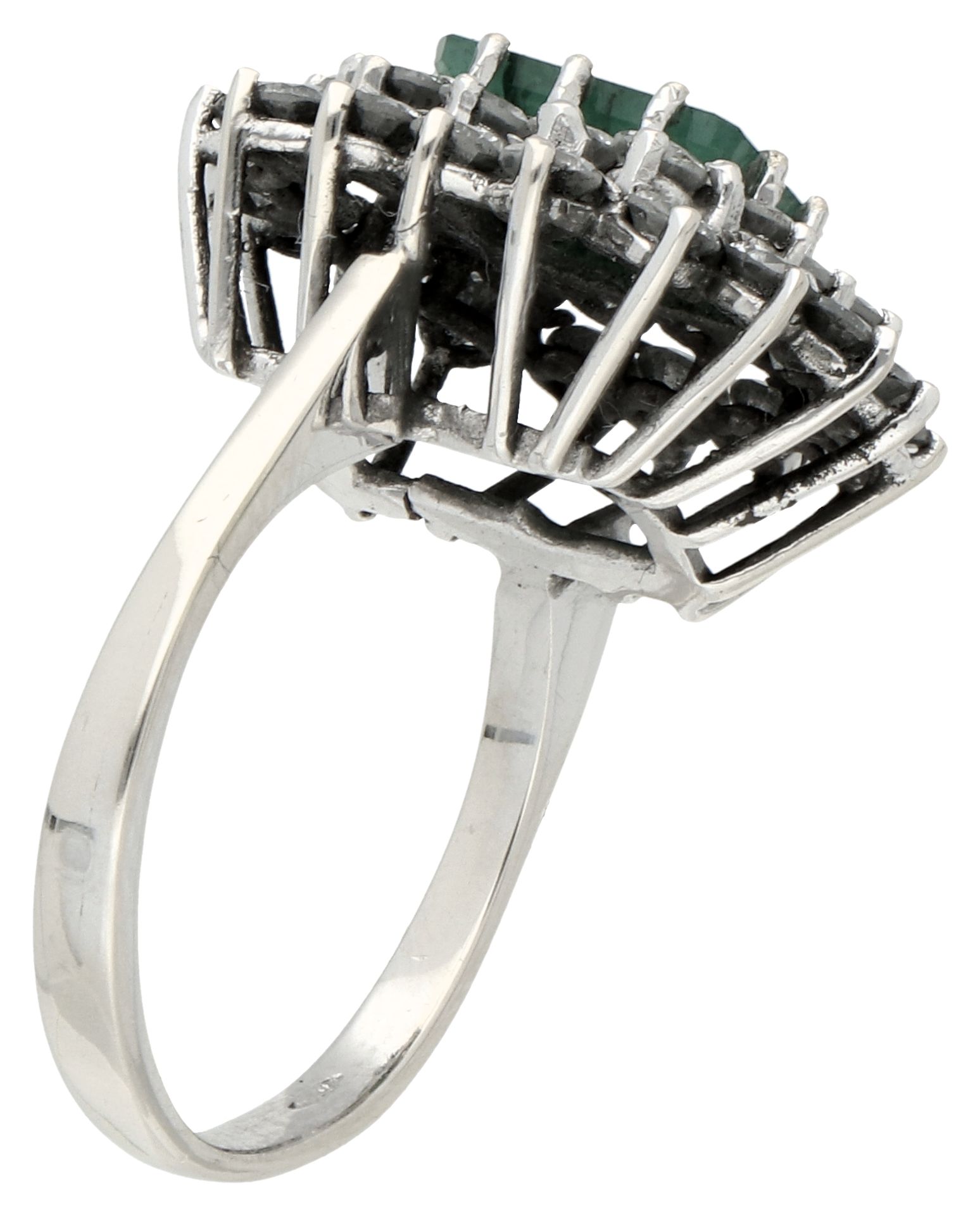 No Reserve - 18K White gold entourage ring set with approx. 0.42 ct. emerald and diamonds - Bild 2 aus 3