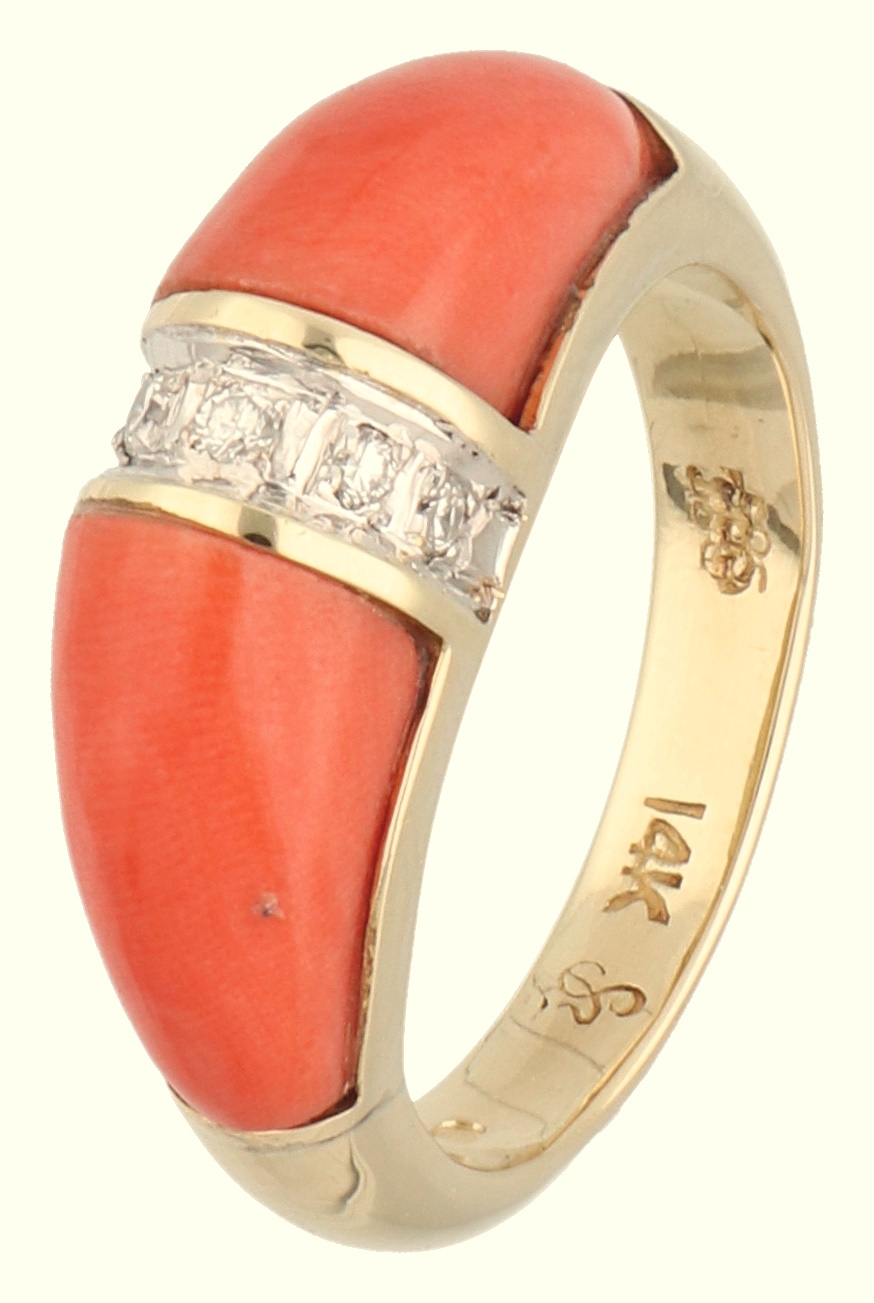 No Reserve - 14K yellow gold vintage ring set with red coral and diamonds.