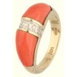No Reserve - 14K yellow gold vintage ring set with red coral and diamonds.