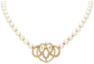 No Reserve - 18K Yellow gold cultivé pearl necklace set with approx. 1 ct. diamond.