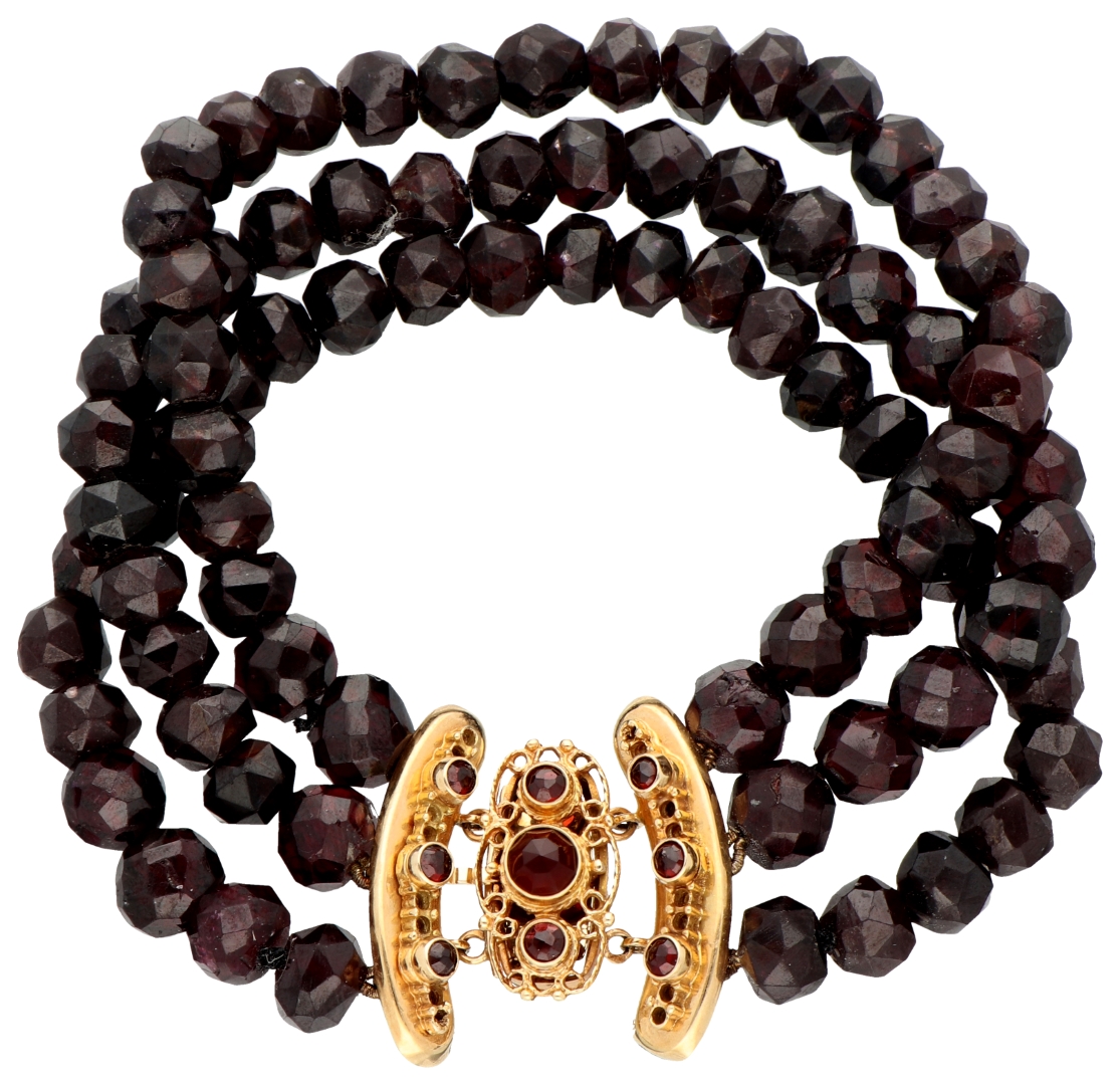 No Reserve - Three-row bracelet with garnet and 14K yellow gold clasp
