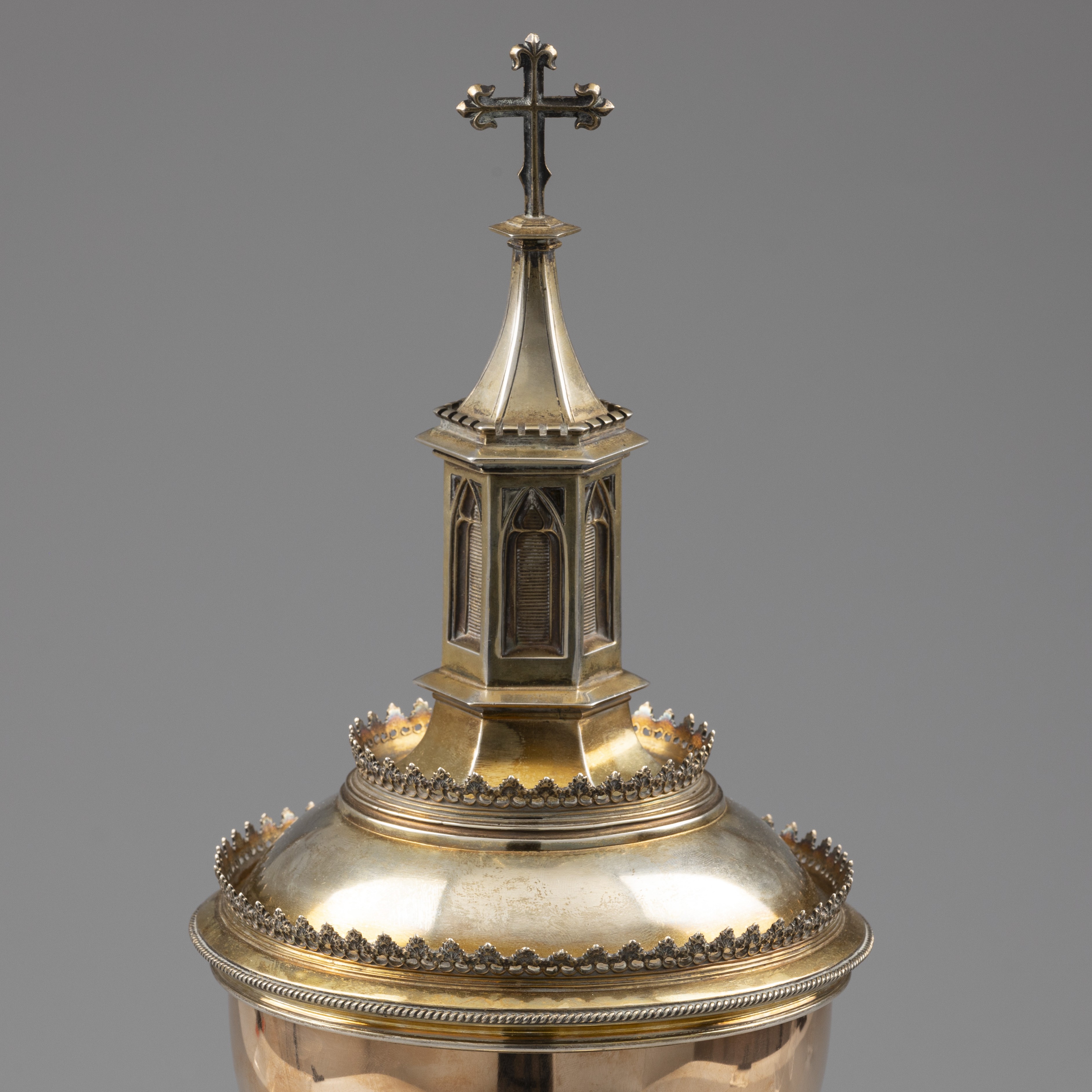 Ciborium, Karel Nicolaas zur Mühlen / Jos Jonkergouw, 's-Hertogenbosch 1919, 14 kt gold / silver. - Image 2 of 7