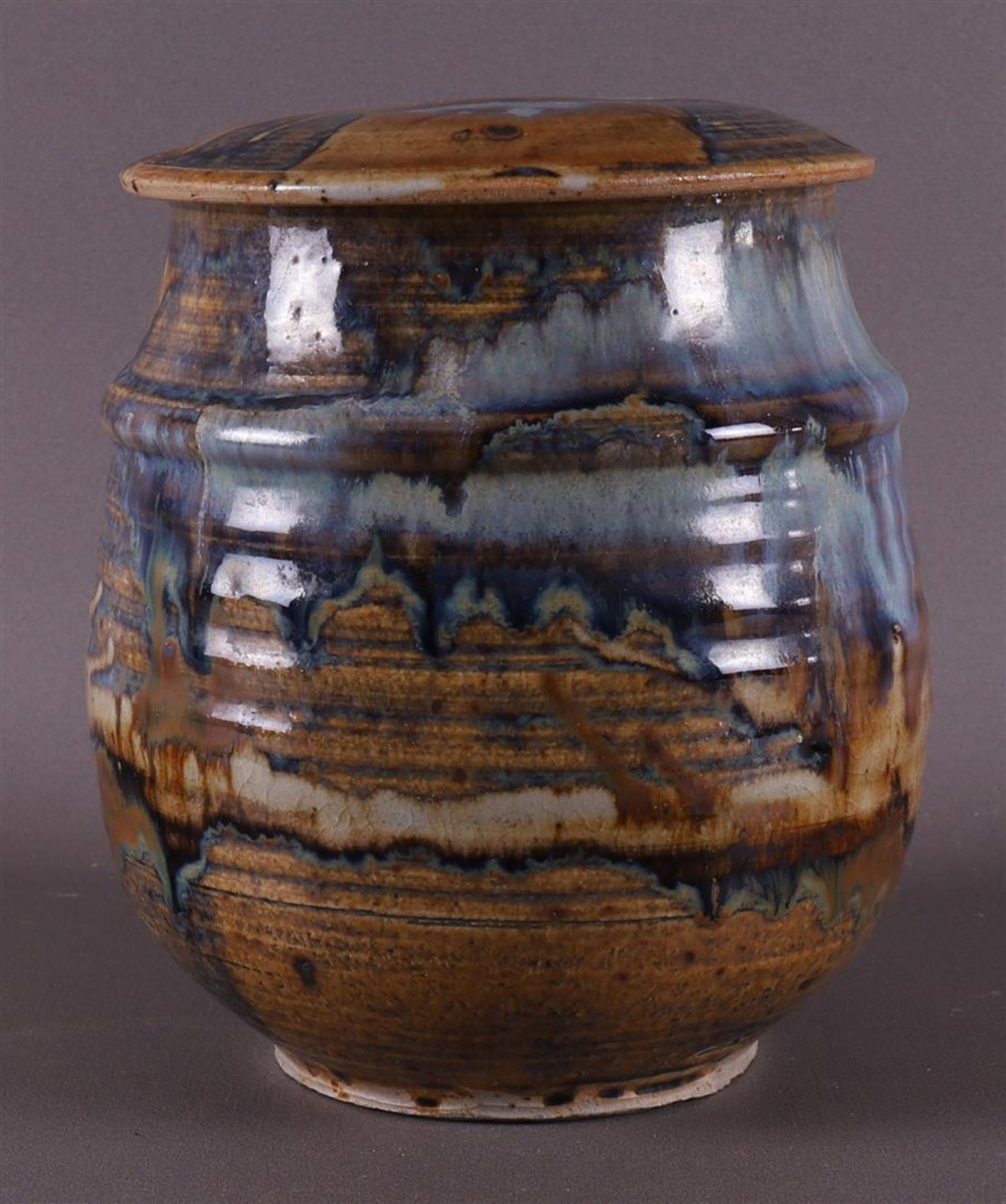 A brown and blue glazed earthenware lidded jar, Han Boerrichter (1935) - Bild 3 aus 5