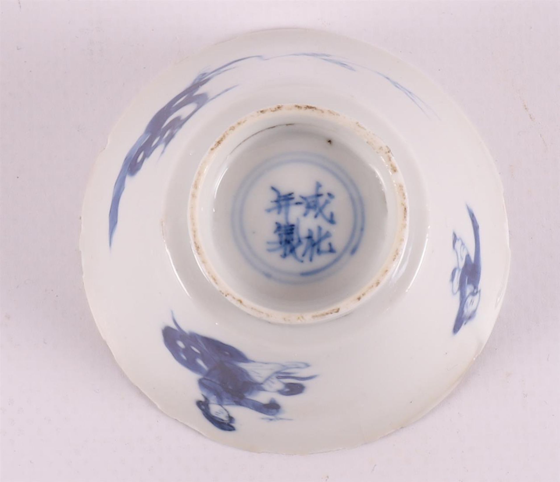 A blue/white porcelain saucer, China, Kangxi, around 1700. - Image 9 of 16