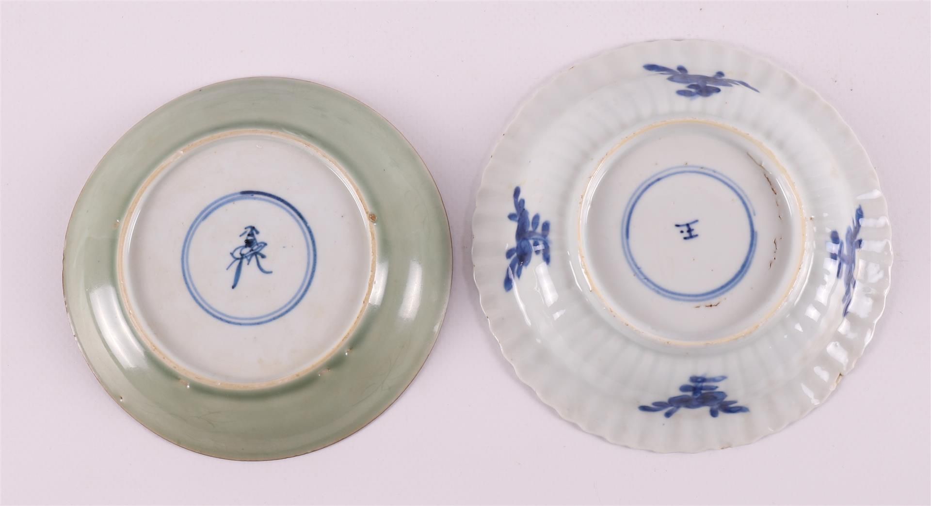 A blue/white porcelain saucer, China, Kangxi, around 1700. - Image 4 of 16