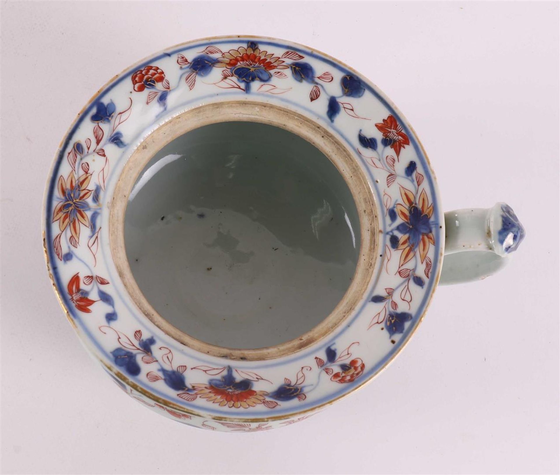 A porcelain Chinese Imari chamber pot, so-called night mirror, with lid, China,  - Bild 6 aus 12