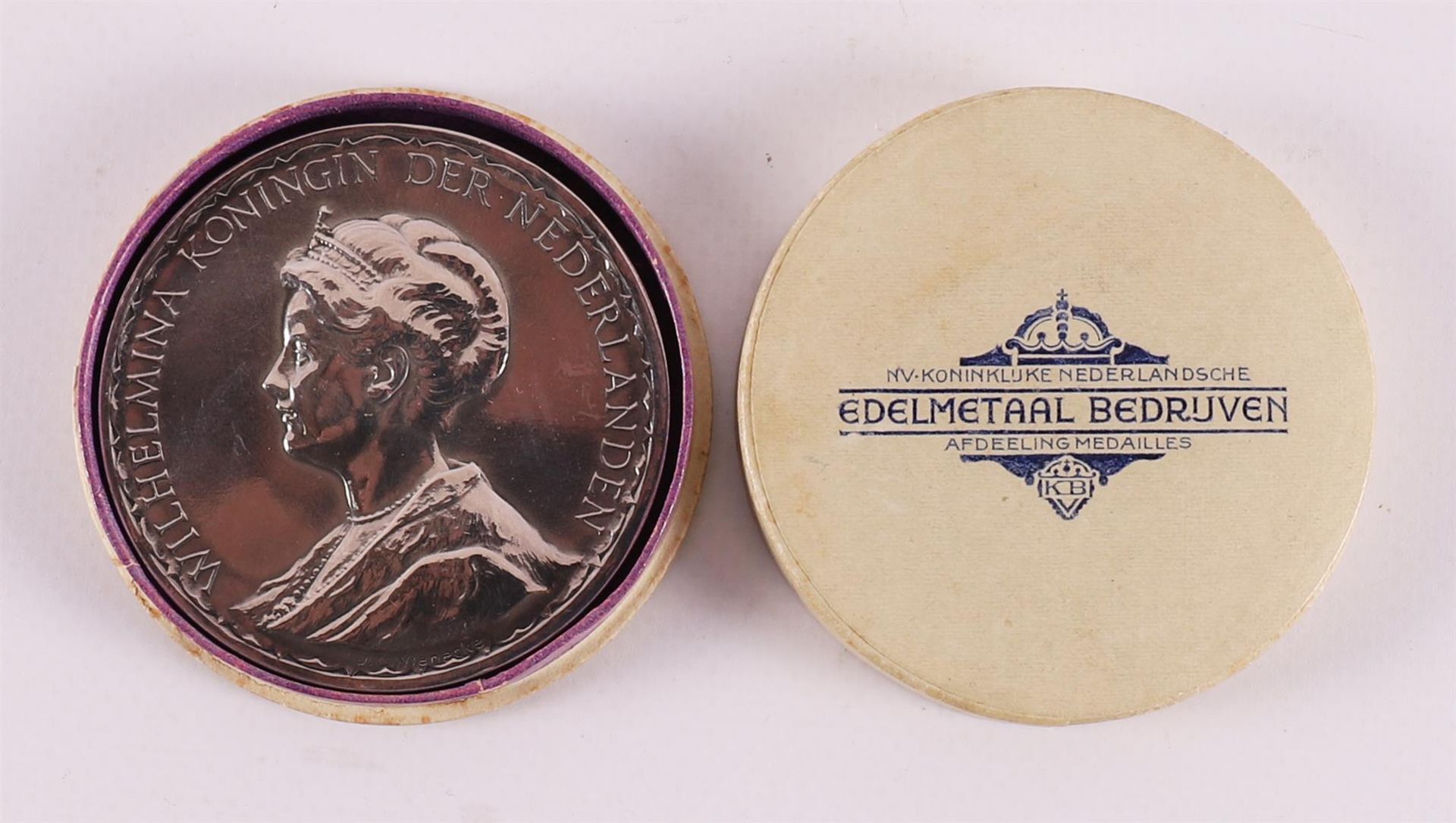 A bronze medal 'Anniversary exhibition 3 September - 31 October 1923'.